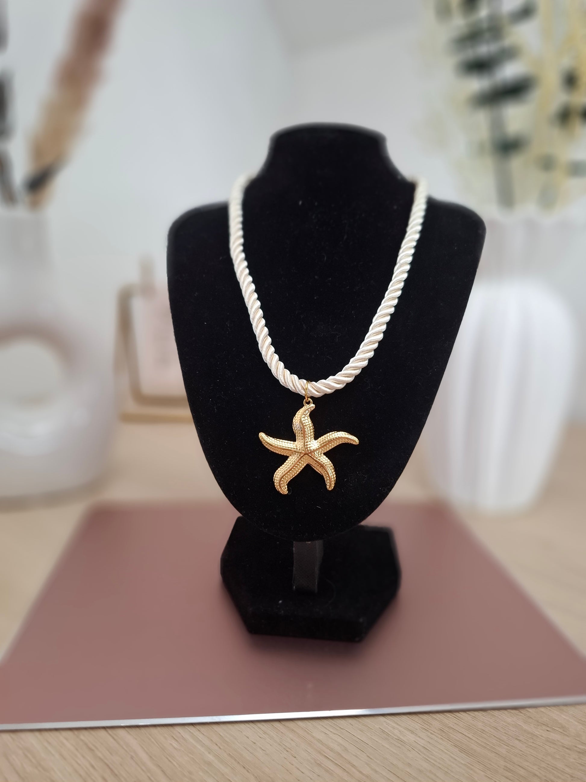 Collier Laura